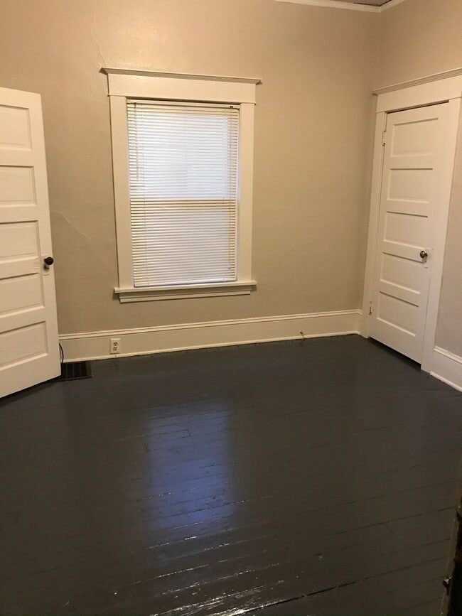 Building Photo - 4br/2ba House with fenced yard