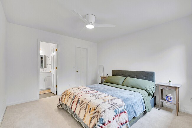 Building Photo - 28384 Kinnikinick Rd