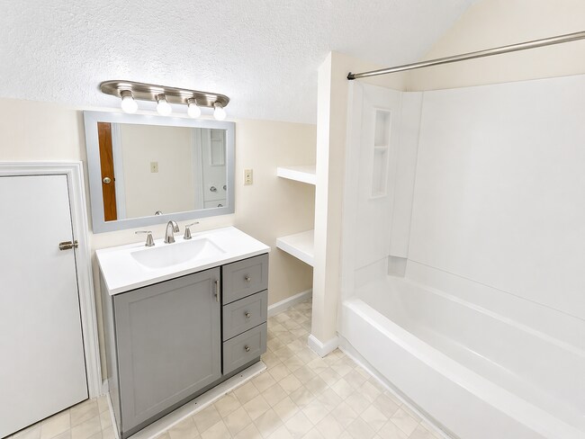 Building Photo - 1320 N Main St