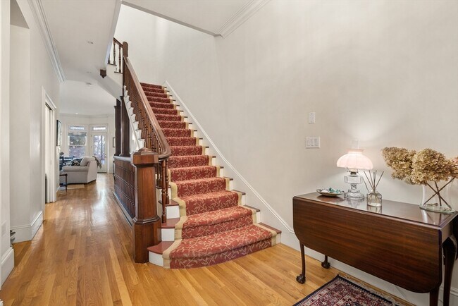 Building Photo - 194 Beacon St