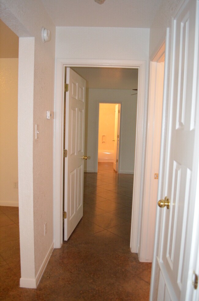 Building Photo - 501 Bonnie Dr