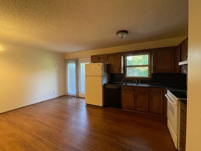 Building Photo - Southside Springfield!  2 Bedroom/2 Bath D...