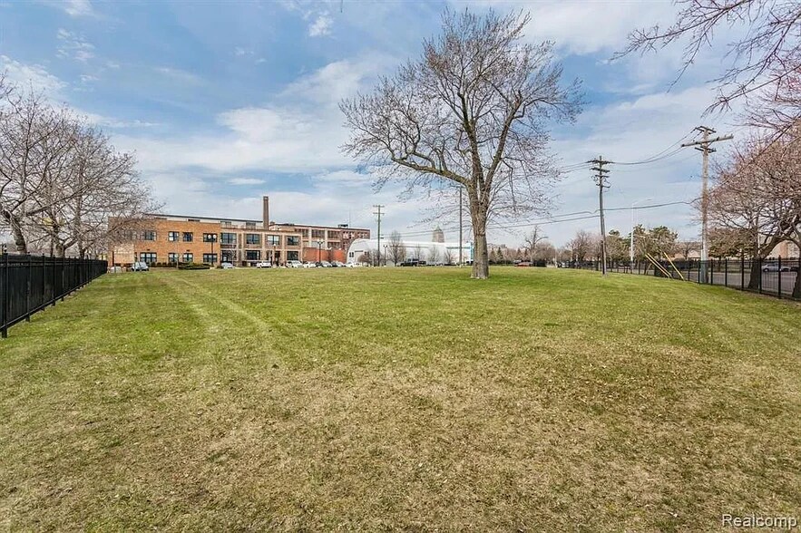 Building Photo - 5766 Trumbull St