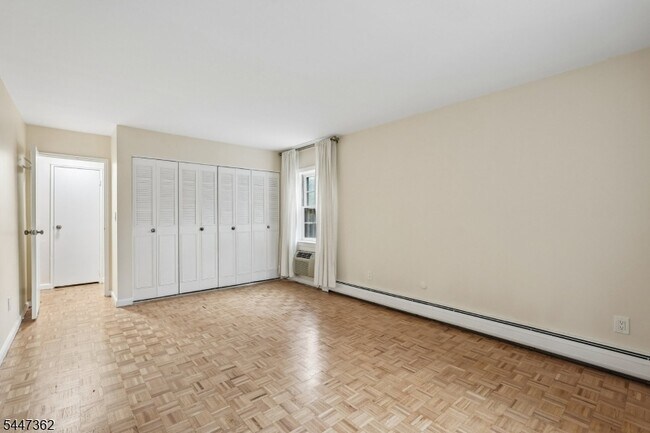 Building Photo - 135 S Maple Ave