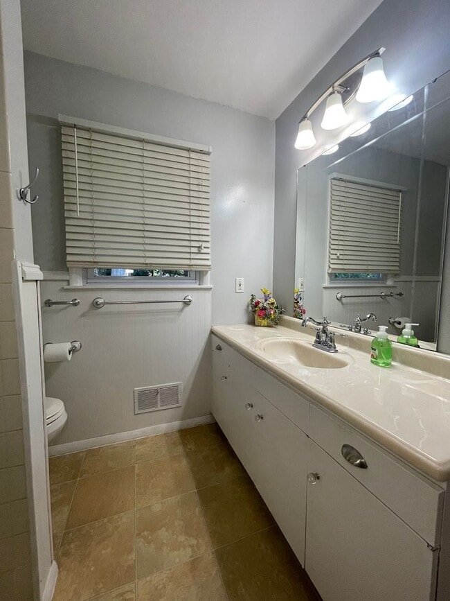 Building Photo - Three Bedroom Home in Kalamazoo