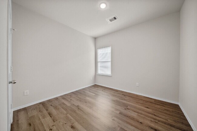 Building Photo - **MOVE-IN READY 3-BEDROOM HOME IN CONROE!**