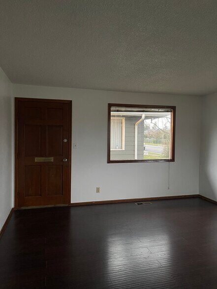 Building Photo - 1982 Broadway St NE