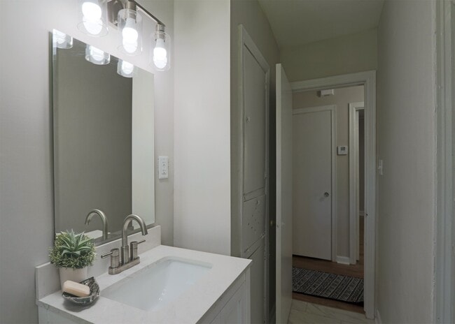 Building Photo - 599 Estridge Dr