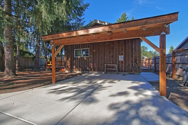 Building Photo - 925 SW Fleishauer Ln