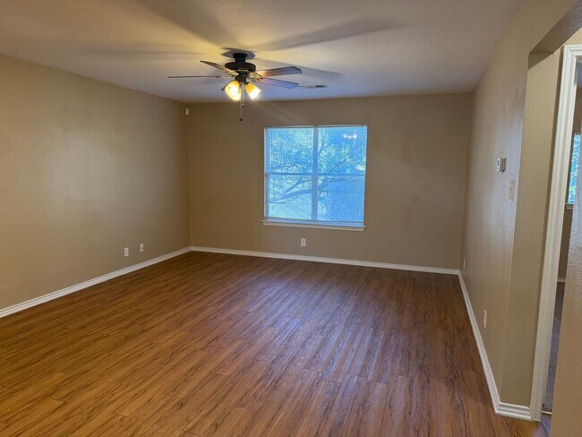 Building Photo - Spacious Apartment for Rent in Universal City
