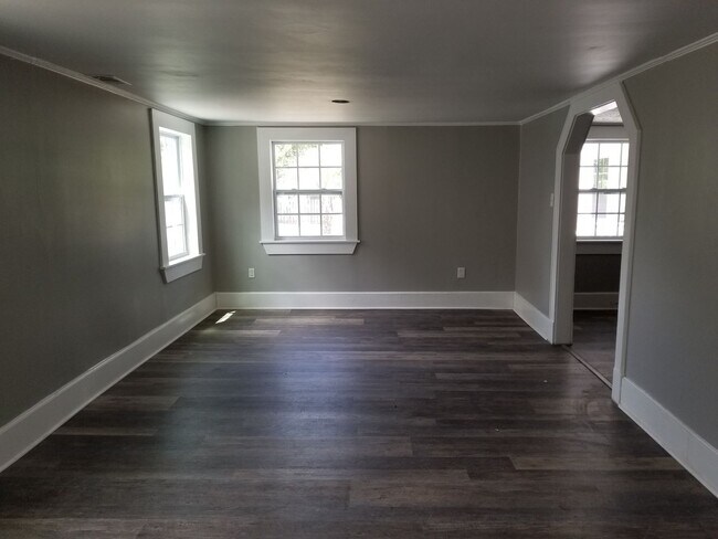 Building Photo - Cozy Home