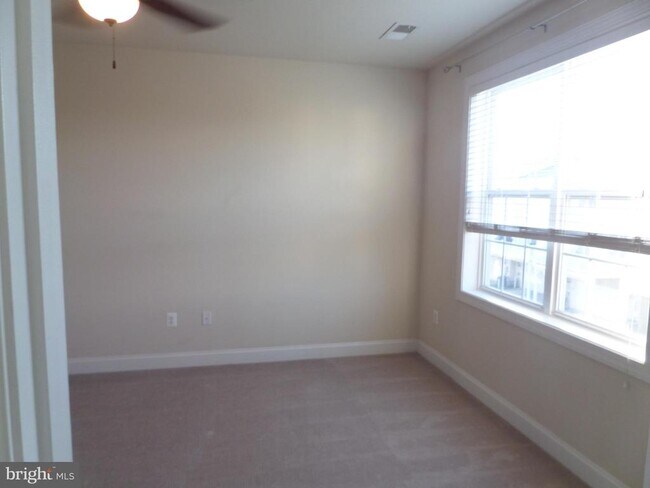 Building Photo - 15998 Greymill Manor Dr