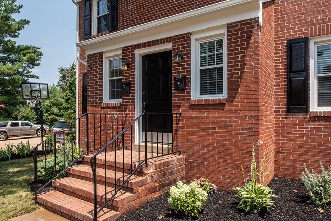 Building Photo - 819 Weedon St