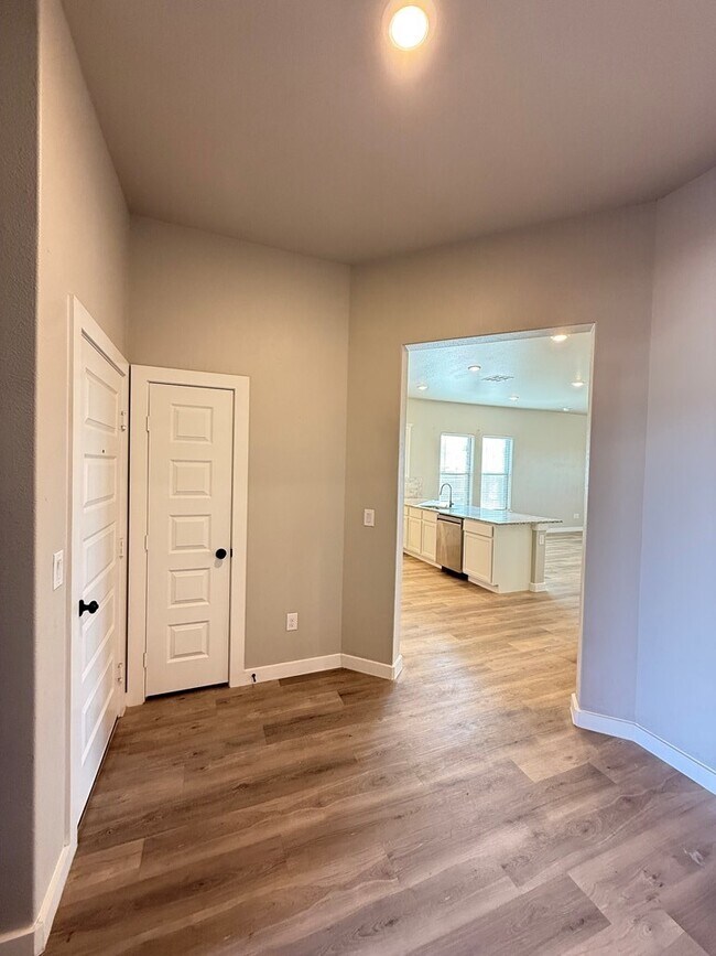 Building Photo - 6101 Poppy Dr