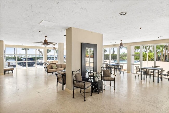 Building Photo - 1420 Brickell Bay Dr