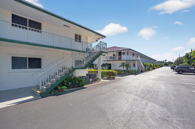 Building Photo - 6 Garden St