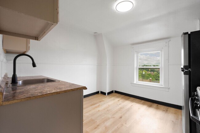 Building Photo - 129 Newburn Ave