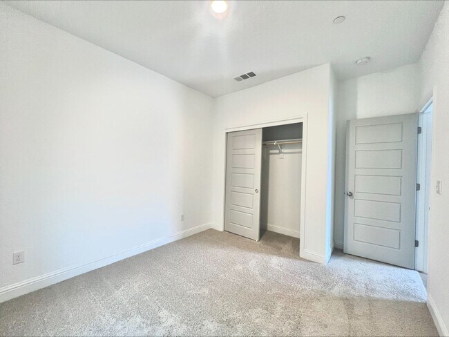 Building Photo - Beautiful 3-Bed, 2-Bath Lennar Home in Daf...
