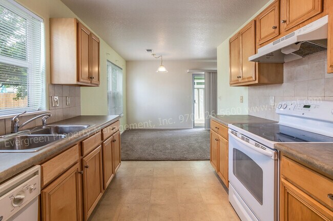 Building Photo - 3 Bedroom Town-home in Northeast Fort Coll...