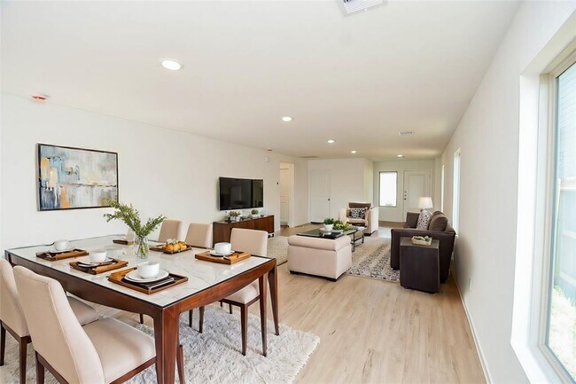 Building Photo - 1542 San Sebastien Dr