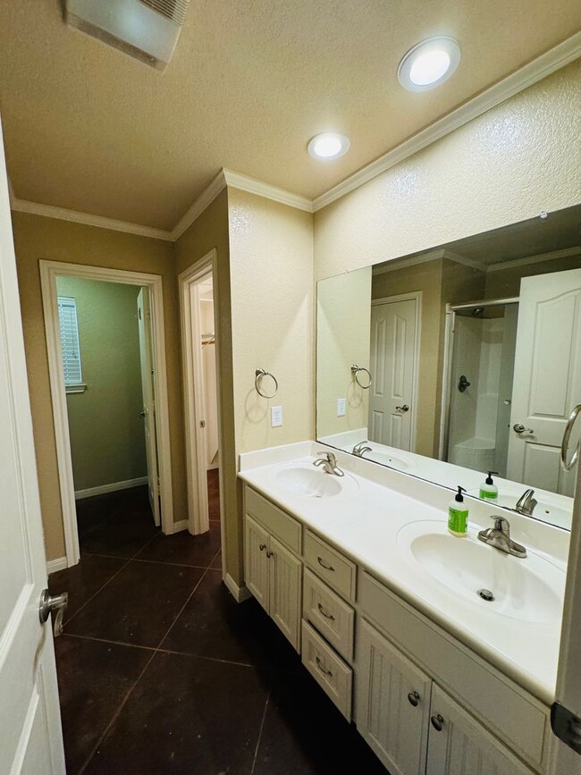 Building Photo - Beautiful China Spring Home