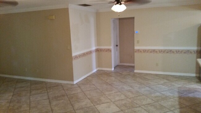 Building Photo - 3 Bed / 2 Bath Home in Venice - Rent with ...