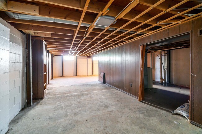 Building Photo - 5272 Quincy Dr