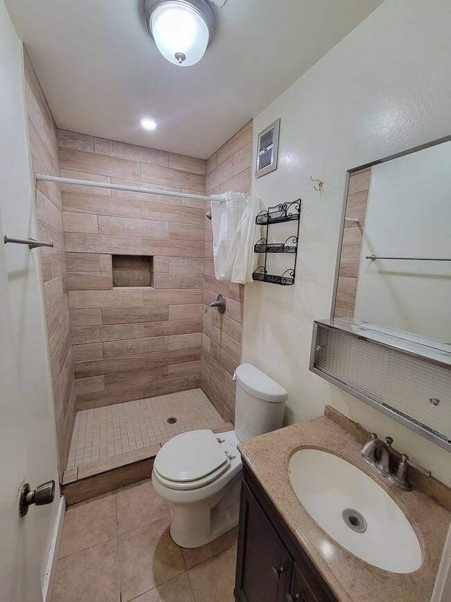 Building Photo - Beautiful 3 Bed, 3 Bath Home in El Centro!