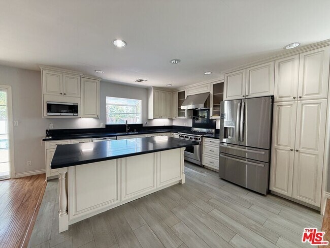 Building Photo - 5932 Cahill Ave