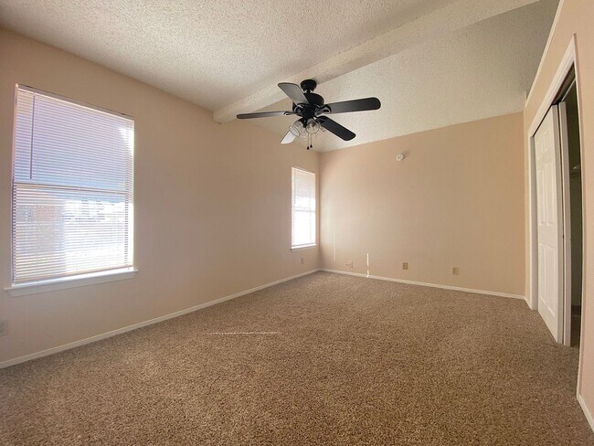 Building Photo - Northeast El Paso 3 Bed Refrig A/C