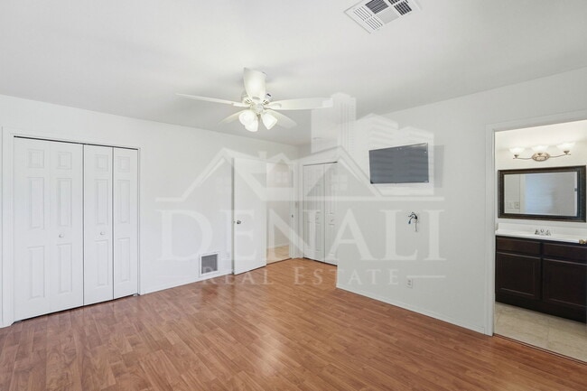 Building Photo - 10747 W Hope Dr