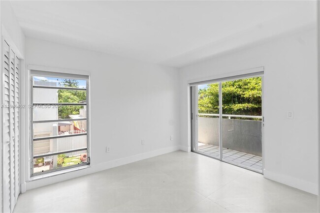 Building Photo - 3597 SW 17th St