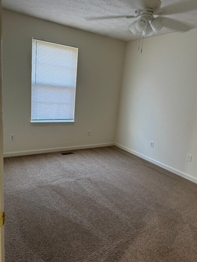 Building Photo - 223 Hidden Acres