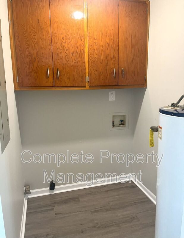 Building Photo - 1108 Hall St