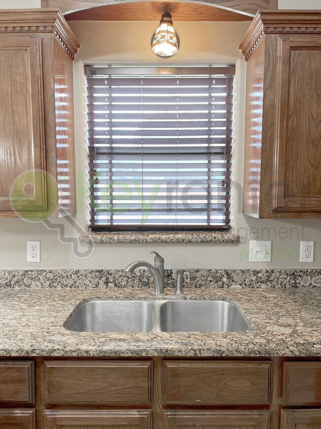 Building Photo - Beautiful 3b /2 bath home in McAllen