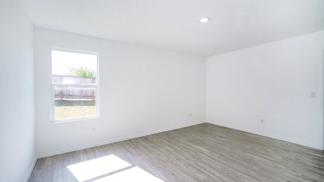 Building Photo - Spacious 4-bedroom, 2-bath located in Summerhill subdivision