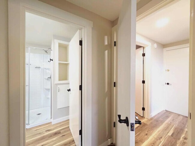 Building Photo - **Gorgeous Renovated 3 Bed 2.5 Bath Duplex FOR RENT**