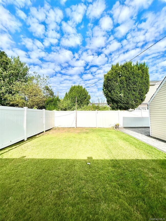 Building Photo - 745 S Oyster Bay Rd