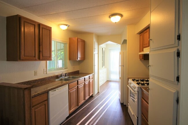 Building Photo - 2 Bedroom Mobile Home for Rent