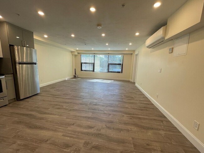 Building Photo - Top-notch and amazing apartment