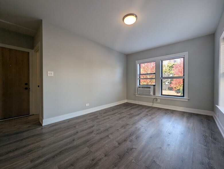 Building Photo - 711 W Brompton Ave