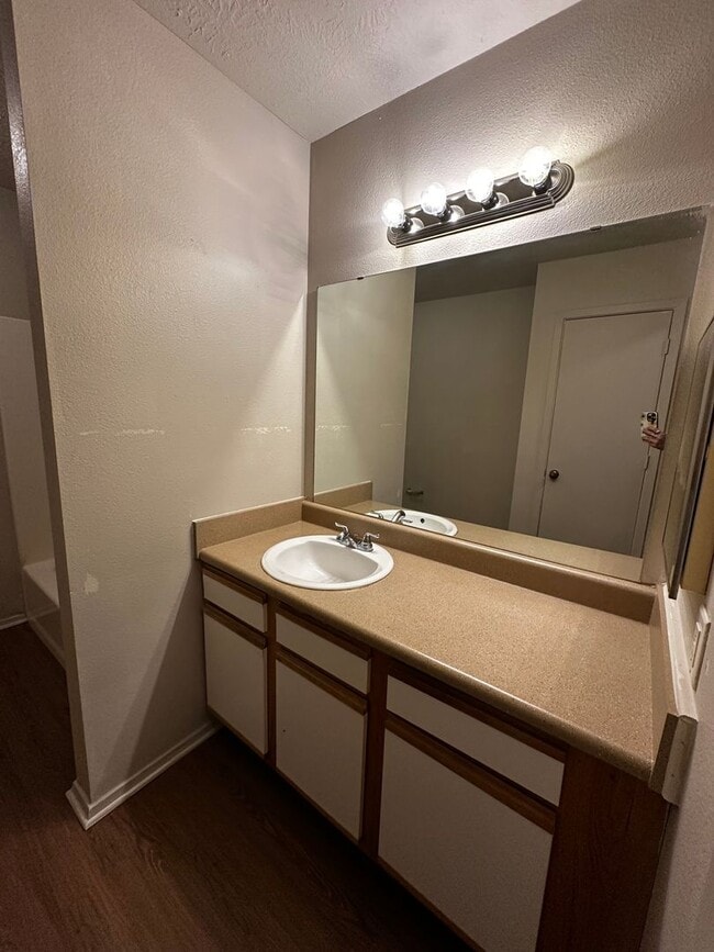 Building Photo - Available Now! 1/1 Apartment - **HUD Accepted** (upstairs)