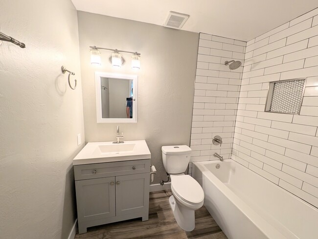 Building Photo - 1604 E El Parque Dr