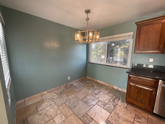 Building Photo - Condo - 2 Bedrooms / 2 Bath - Long Beach