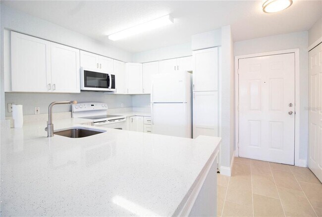 Building Photo - 14036 Fairway Island Dr