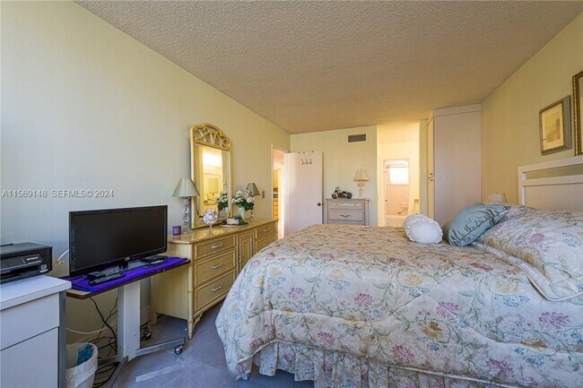 Building Photo - 6700 Royal Palm Blvd