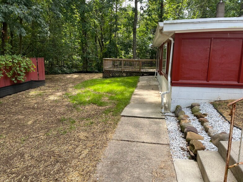 Building Photo - 8 Dixon Ln