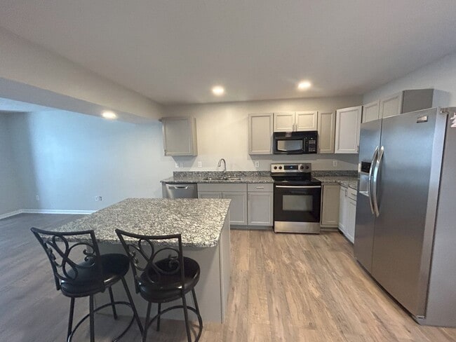 Building Photo - Sublease 6/1/25- 10/31/25