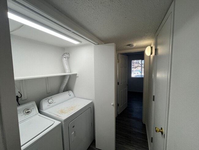 Building Photo - $500 Move in Special - 2 bed 2 bath condo 1st floor! washer/dryer in Unit