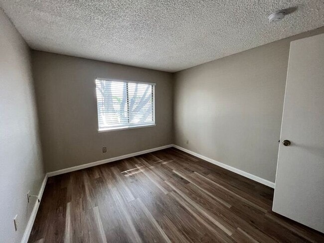 Building Photo - MOVE IN SPECIAL!! DEPOSIT MOVES YOU IN!!!